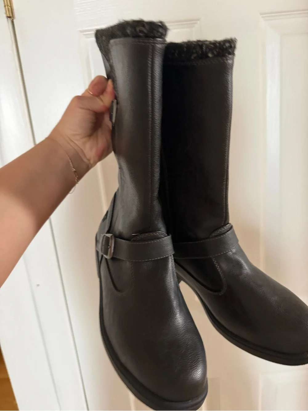 Women’s black totes boots 8